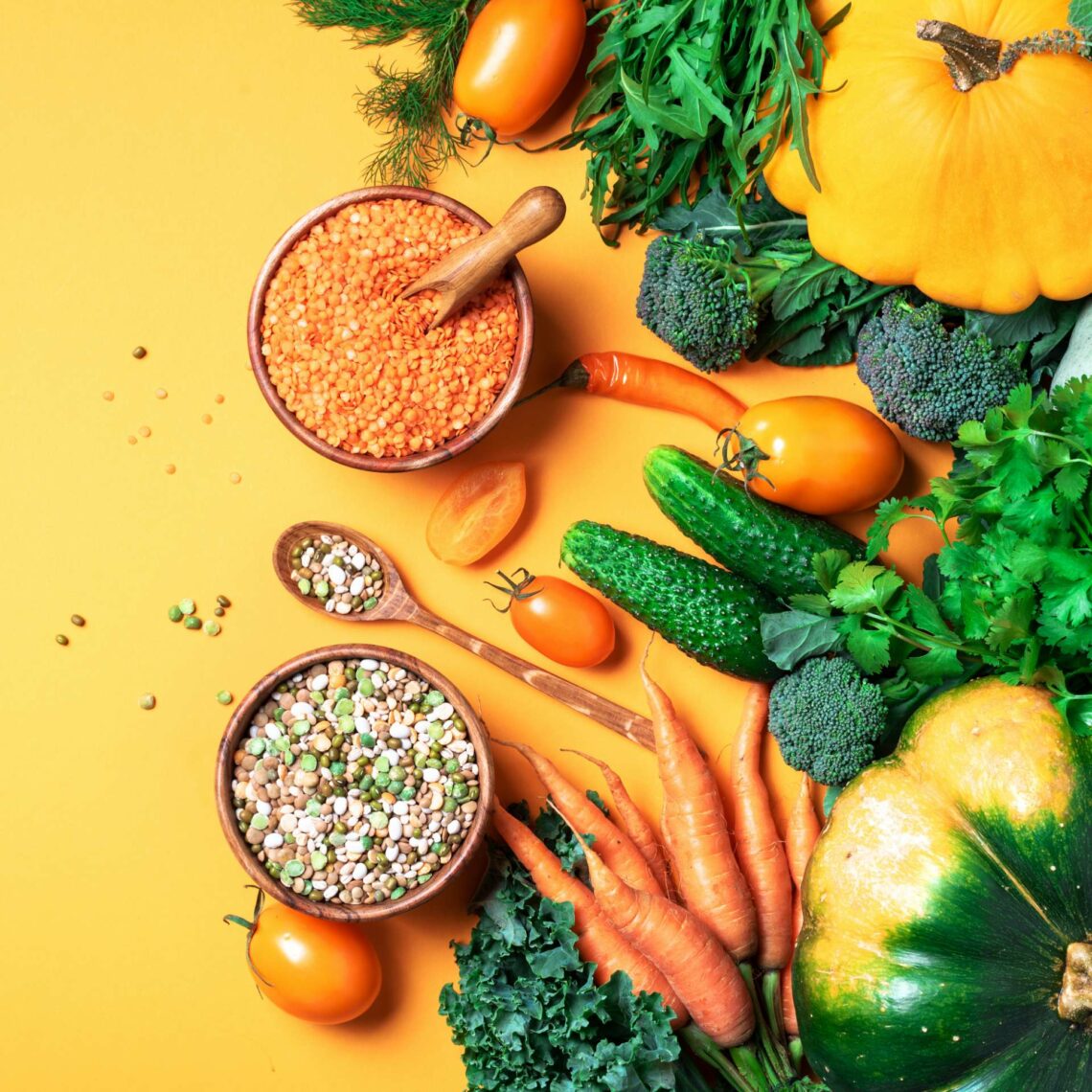 Veganuary Nährstoffe Linsen und Hülsenfrüchte mit verschiedenem Gemüse